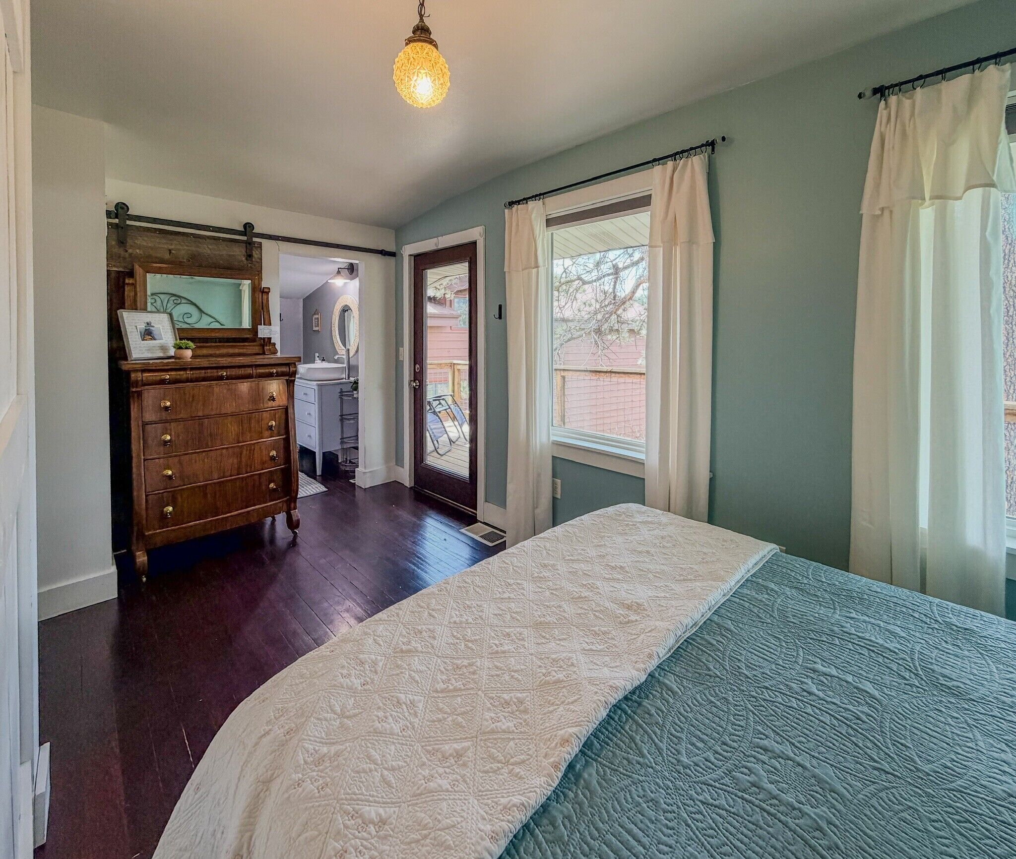 2 bedrooms, iron/ironing board, travel crib, WiFi (free)