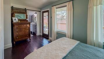 2 bedrooms, iron/ironing board, travel crib, WiFi (free)