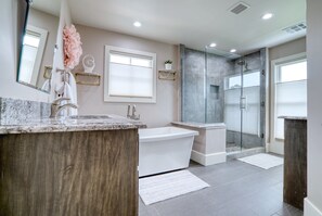 Bathtub, hair dryer, towels - Save 15% Off 4 Night Stay! Amazing Waterfall/Lake Views! Pool, Dock! (Vinita)