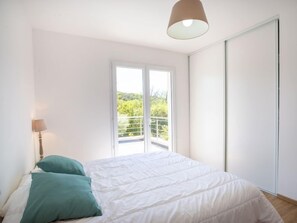4 bedrooms, iron/ironing board, WiFi