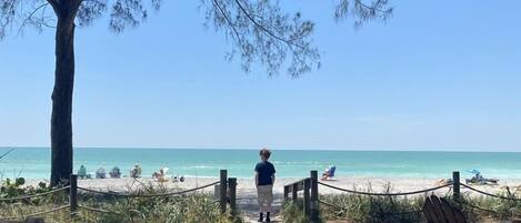 Beach nearby, sun-loungers, beach towels
