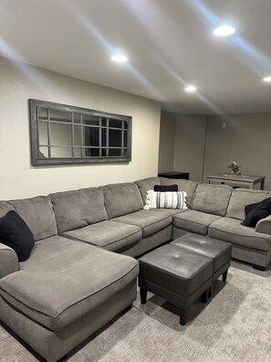 Smart TV, fireplace, DVD player - Trinity House (Hays)