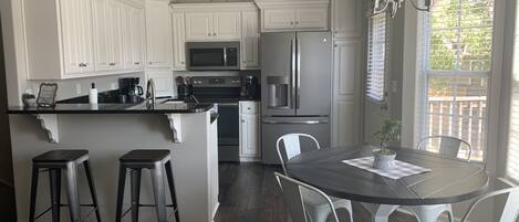 KĂŒhlschrank, Mikrowelle, Ofen, Herdplatte