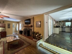 Smart TV, chimenea, libros y oficina