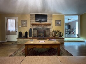 Smart-TV, Kamin, Bücher, Arbeitsbereiche