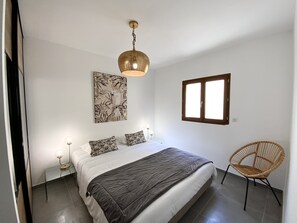 1 bedroom, bed sheets