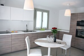 Kylskåp, mikrovågsugn, ugn och spishäll