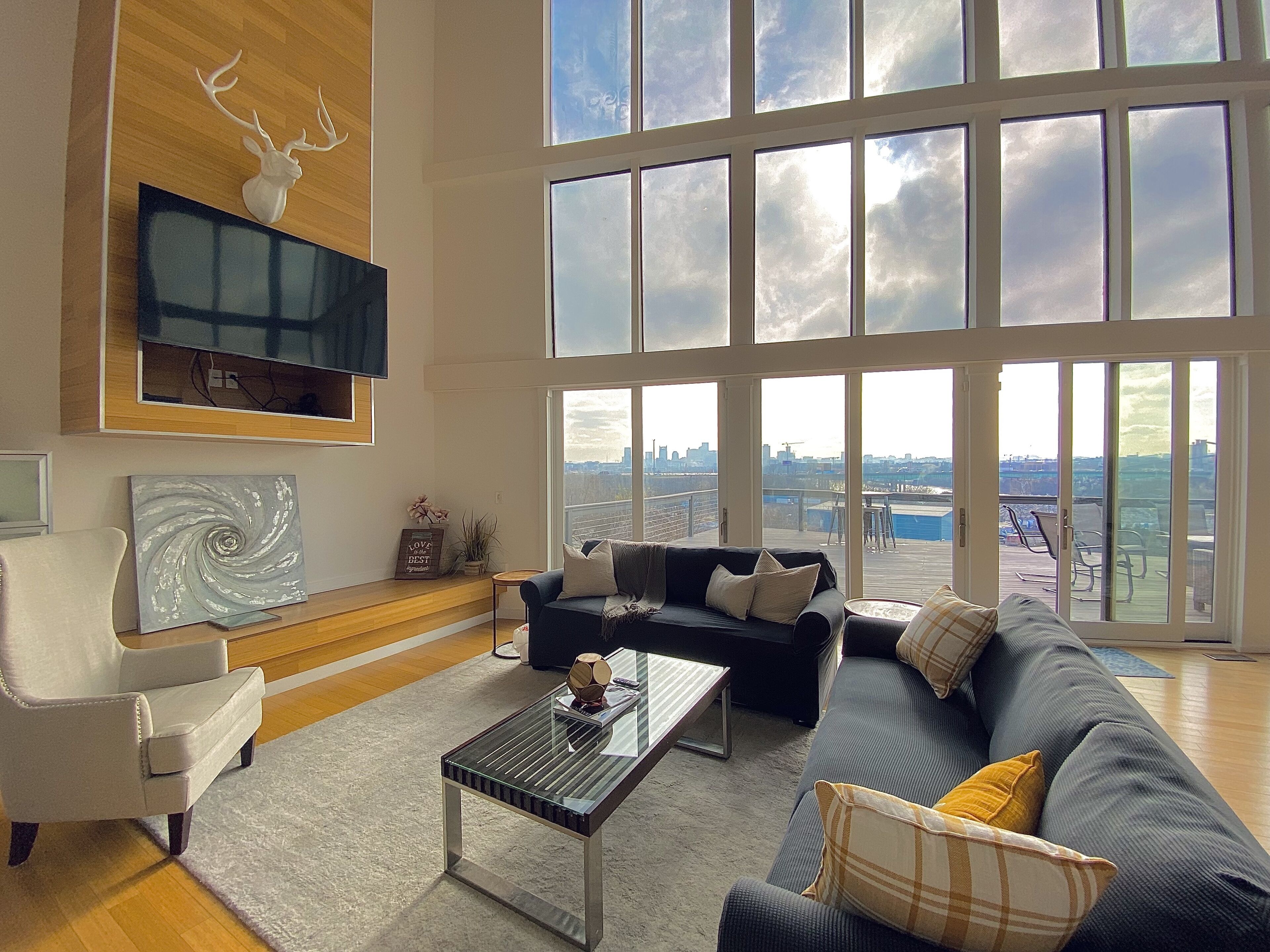 NEW - BEST SKYLINE Nashville MODERN Home. 5 min to DT