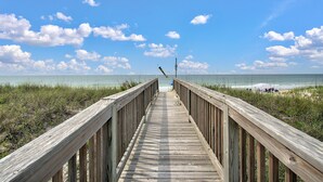 Beach - "On Holden Pond" - Luxury Oceanfront Pet Friendly Home, 5 Bedrooms / 2 Bathrooms (Holden Beach)