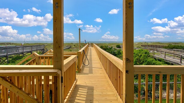 Property grounds - "On Holden Pond" - Luxury Oceanfront Pet Friendly Home, 5 Bedrooms / 2 Bathrooms (Holden Beach)