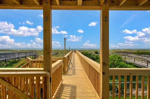 "On Holden Pond" - Luxury Oceanfront Pet Friendly Home, 5 Bedrooms / 2 Bathrooms