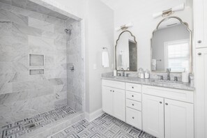Douche, séchoir à cheveux, serviettes fournies, savon