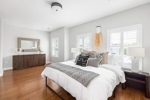 4 habitaciones, tabla de planchar con plancha, wifi y ropa de cama