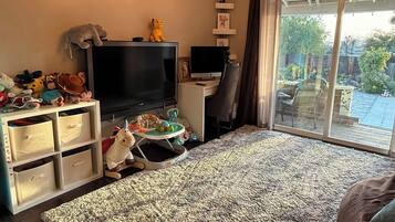 4 Schlafzimmer, Schreibtisch, Bügeleisen/Bügelbrett, Reisekinderbett
