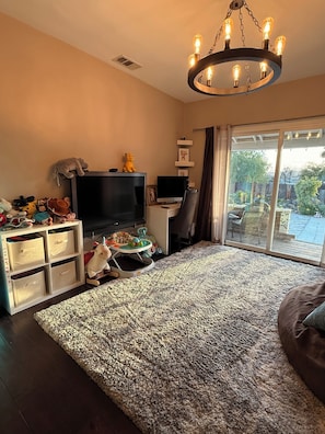 4 bedrooms, desk, iron/ironing board, travel crib