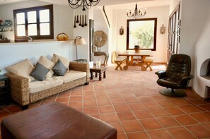 Televisión, chimenea y estéreo 