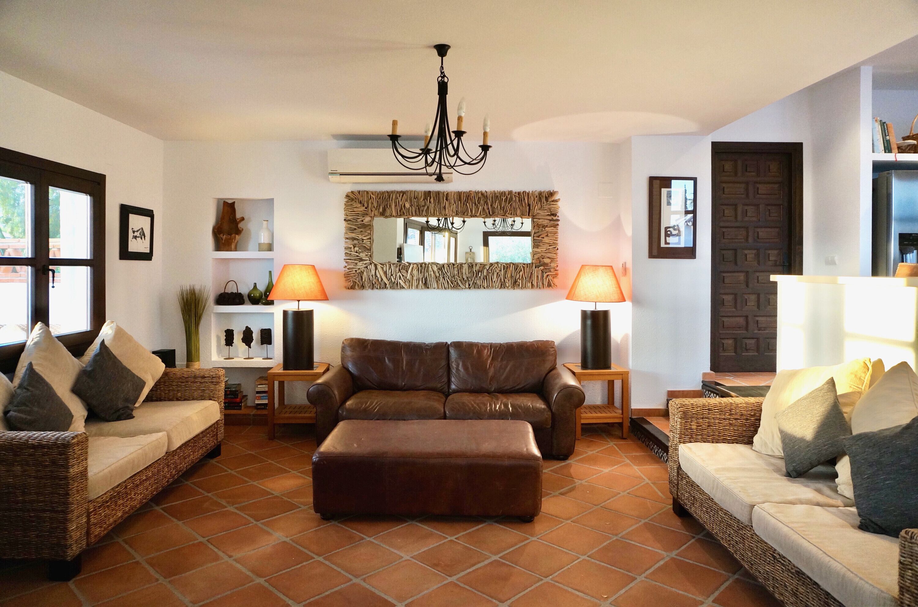 Télévision, cheminée, chaîne hi-fi