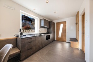 Geladeira, micro-ondas, cooktop, lava-louças