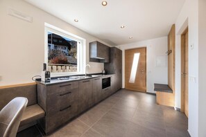 Fridge, microwave, stovetop, dishwasher