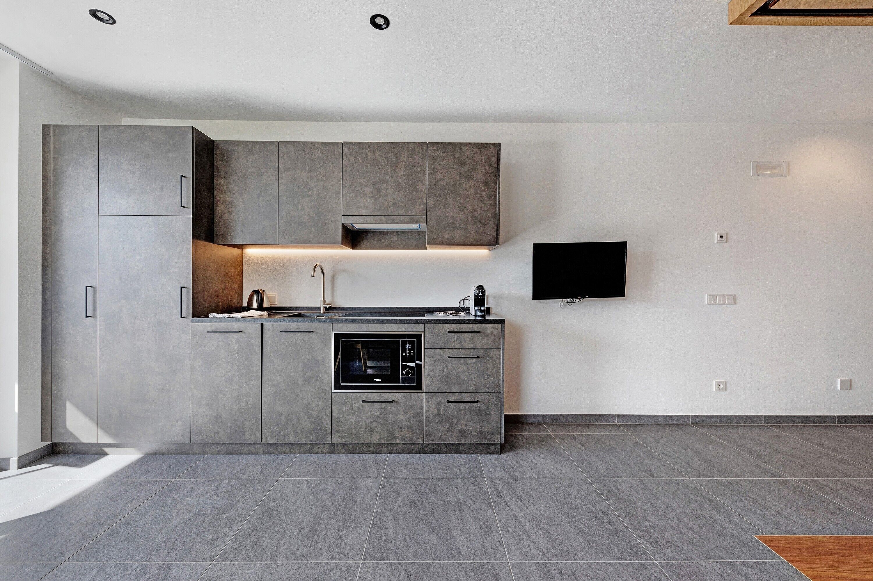 Kühlschrank, Mikrowelle, Herdplatte, Geschirrspüler