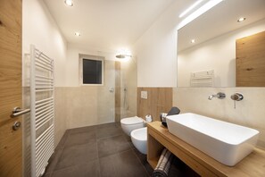 Shower, hair dryer, towels - Holiday Apartment "Thalerhof Naturae Lignum" with Mountain View, Garden & Wi-Fi (Unterinn Ritten)