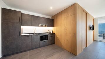 Kühlschrank, Mikrowelle, Herdplatte, Geschirrspüler