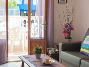 Televisie, een dvd-speler en een stereo