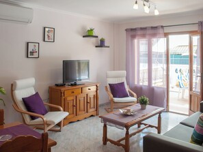 Televisie, een dvd-speler en een stereo