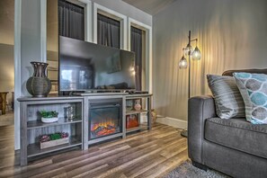 TV, fireplace