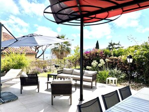 Outdoor dining - CANNES VILLA SWIMMING POOL, SEA VIEW,15 MN PALAIS DU FESTIVAL,1 MN BEACH ON FOOT (Cannes)