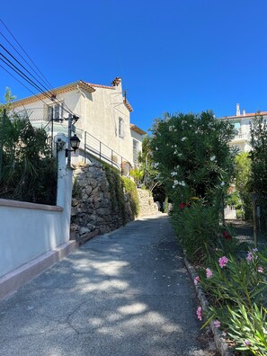 Property grounds - CANNES VILLA SWIMMING POOL, SEA VIEW,15 MN PALAIS DU FESTIVAL,1 MN BEACH ON FOOT (Cannes)