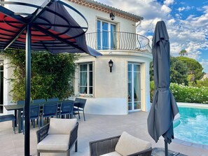 Outdoor dining - CANNES VILLA SWIMMING POOL, SEA VIEW,15 MN PALAIS DU FESTIVAL,1 MN BEACH ON FOOT (Cannes)