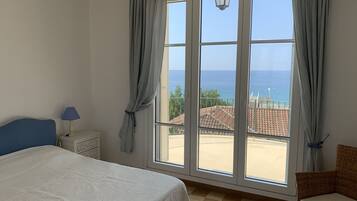 5 slaapkamers, een strijkplank/strijkijzer, reisbedje, gratis wifi