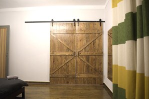 3 habitaciones, escritorio, tabla de planchar con plancha y wifi gratis 