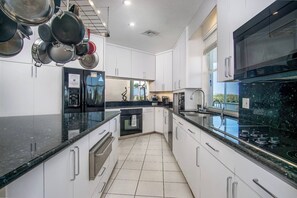 Oven, stovetop, coffee/tea maker, cookware/dishes/utensils