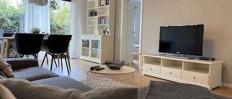 Een televisie, boeken en een stereo