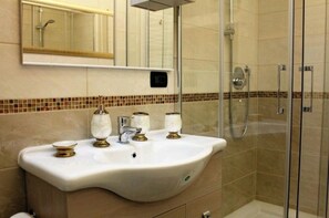 Combined shower/bathtub, hair dryer, bidet, toilet paper - Elegant Apartment Near St. Peter's Square (Roma)
