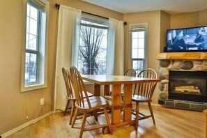 Dining - 2 BDR Townhouse / Mountain Views / Patio (Fernie)