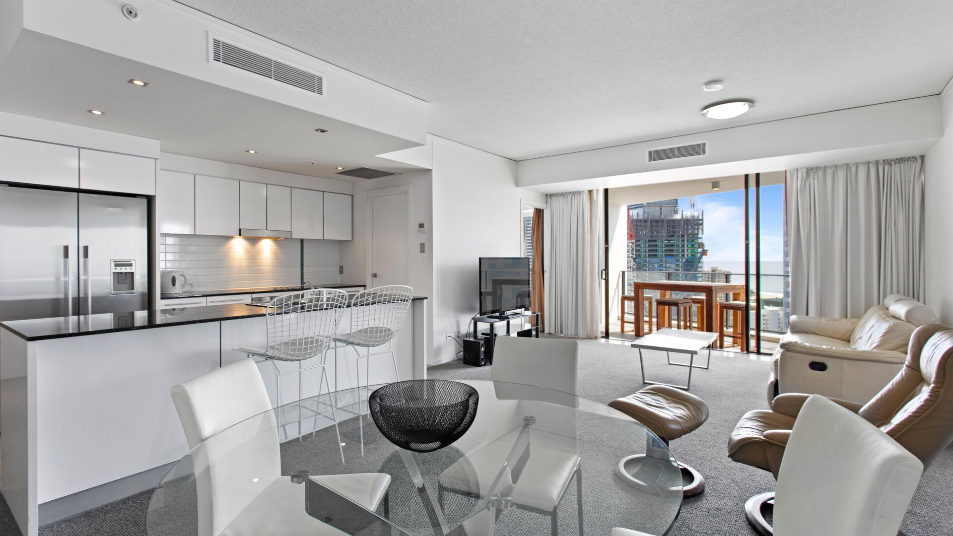 Beautiful 2 bed Ocean Facing Apartment @ Sierra Grand