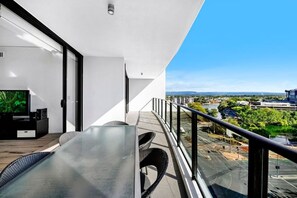 Outdoor dining - 3BR Apartment Hinterland Views - Sierra Grand (Broadbeach)