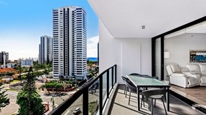 Outdoor dining - 3BR Apartment Hinterland Views - Sierra Grand - CoastHM (Broadbeach)