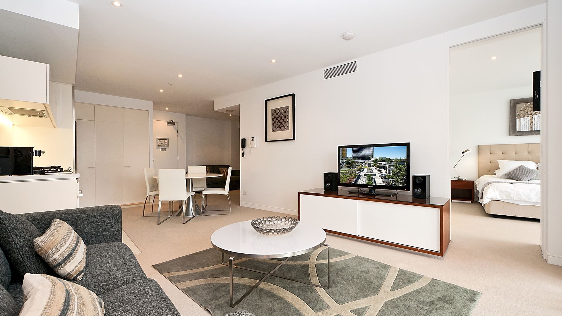 Executive 2 bed 1 bath apartment @ Oracle Broadbeach inc FREE PARKING
