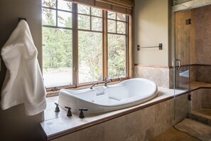 Ensemble douche/baignoire, sèche-cheveux, serviettes fournies