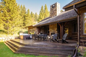 Outdoor dining - Book for Winter! Modern Mountain Home! Outdoor Fireplace, Near Ousel Falls Park! (Big Sky)