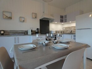 Fridge, oven, stovetop, dishwasher - House in Notre-Dame-de-Monts with pool, wifi, and parking, 4 people (Notre-Dame-de-Monts)