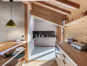 Frigorífico, microondas, lavavajillas y cafetera o tetera