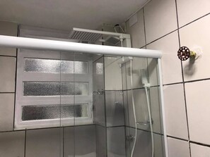 Dusche, Haartrockner, Toilettenpapier