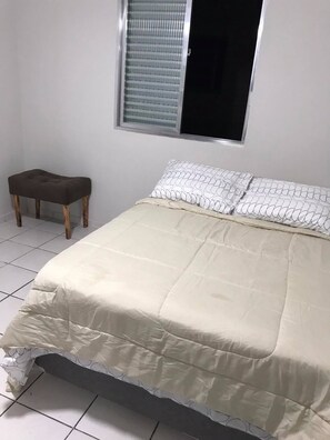 1 quarto, ferros/tábuas de passar roupa