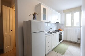 Frigorifero, forno, piano cottura, macchina per tè/caffè