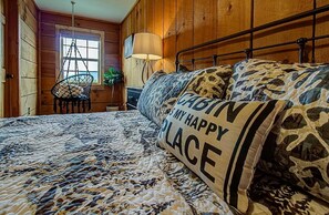 Guest bedroom with a king bed on the second floor - 10 min to Soaky mntns & shoping, private backyard (Sevierville)